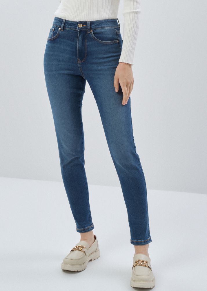 Granatowe spodnie jeansowe damskie